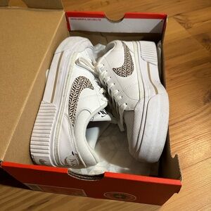 Nike Women's 8 Court Legacy Lift w Box